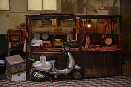 新富市場在1950年代曾是萬華居民的生活重心，但隨著環南市場及外圍商圈的興盛而流失客源，傳統終究難免式微；但台灣傳統的市場文化卻留下不少足跡，阿猜嬤的豬肉攤從日治時期至今，陪新富走過一段完整的歷史。