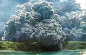 日小島火山爆發　137位居民全撤