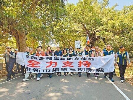 
高雄市橋頭新市鎮第三期開發案，因涉及破壞大面積森林受環團反對，橋頭區里長、居民16日公開支持開發，擔心道路受阻，會影響橋頭未來發展。（任義宇攝）
