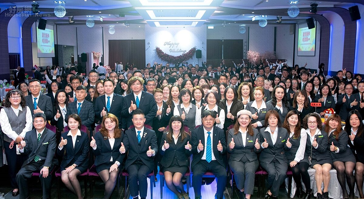 永慶加盟四品牌嘉義聯賣區舉辦春酒晚會，席開45桌、近500位夥伴齊聚同歡，是嘉義房仲業桌數最多的春酒。圖／永慶房產集團提供