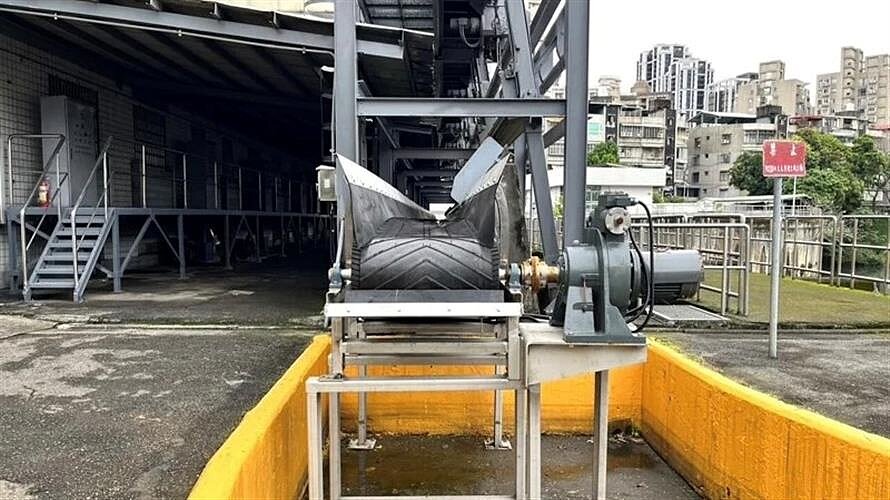 瓦磘抽水站更新後撈污機輸送帶。（圖／新北市水利局提供）