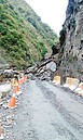 雨停落石不停　利稻交通中斷