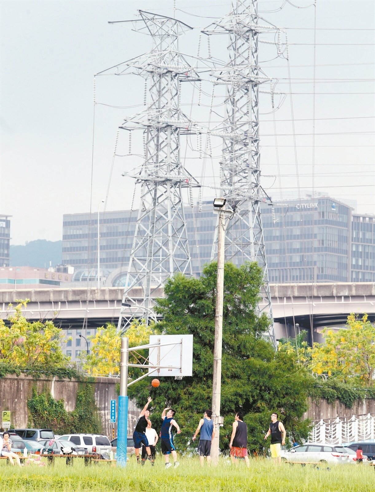 台電為反映季節成本，今日起實施較貴的夏月電價計費。 記者侯永全／攝影