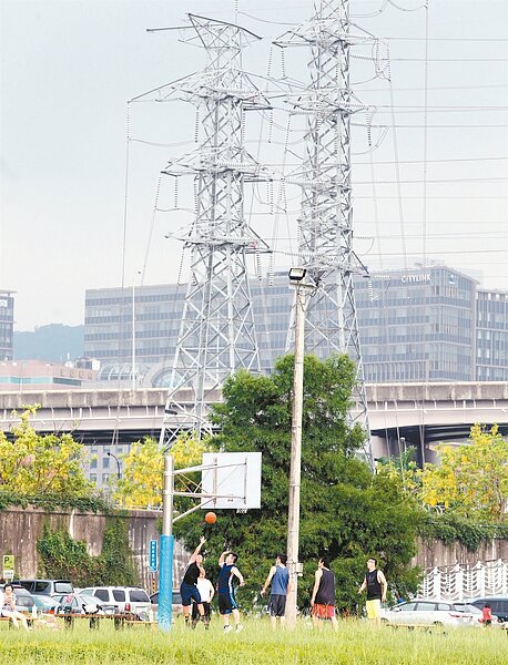 台電為反映季節成本,今日起實施較貴的夏月電價計費。 記者侯永全/攝影