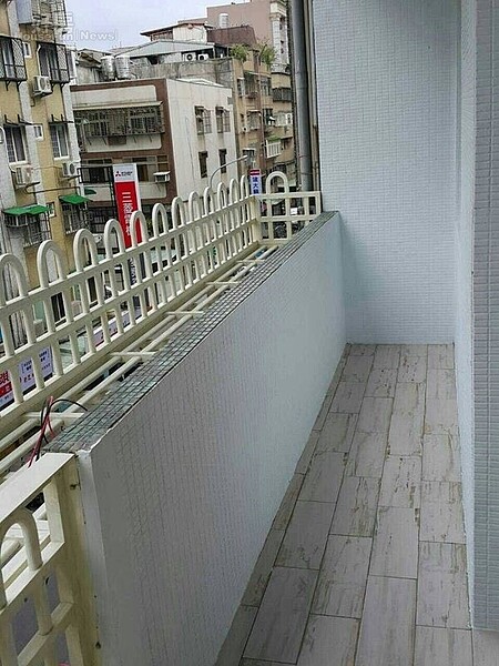 6.除了室內每一個房間都有對外窗戶,胡嘉愛的新居還有一個小陽台,可以出來透透氣、曬曬太陽。