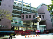 宜加強校園巡邏　不加高圍牆