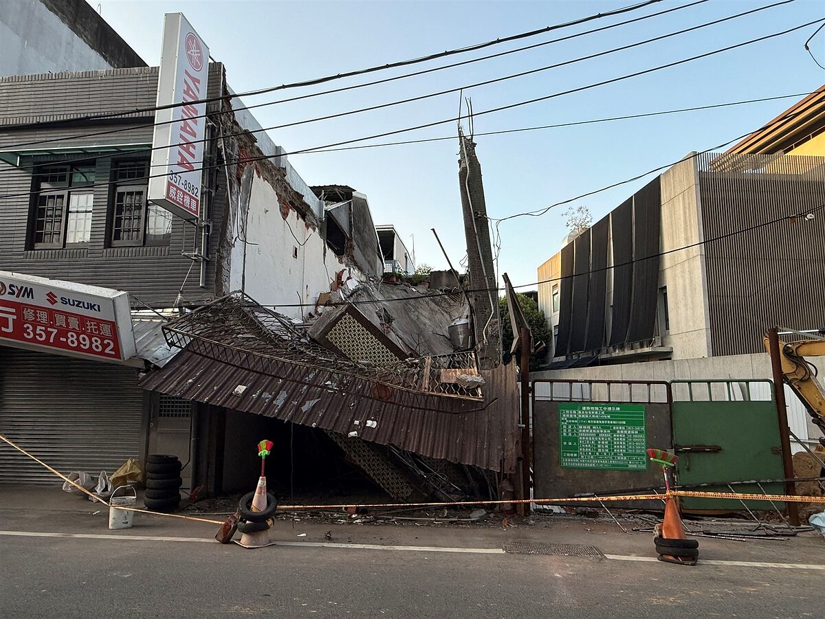 桃園區一處住宅新建供稱開挖不甚導致鄰房坍塌。圖／桃園市建管處提供