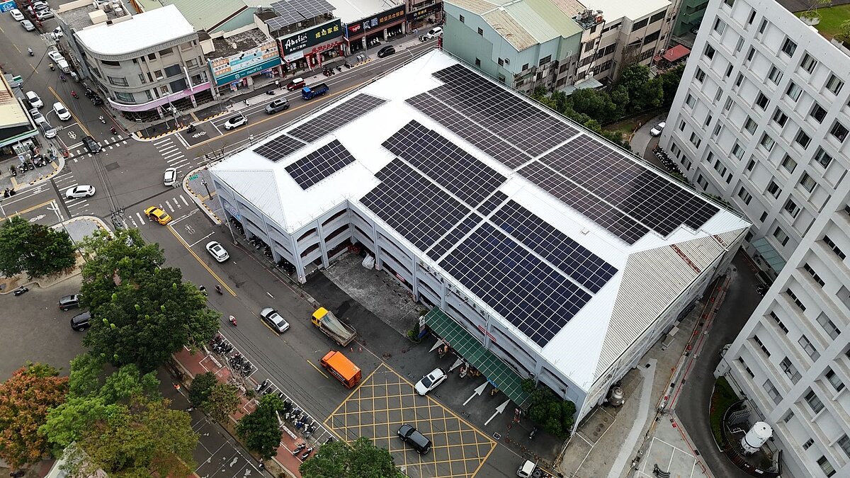 台中市推動公有立體停車場加蓋太陽能光電棚架，遮陽避雨同時也綠電發電。圖／台中市交通局提供