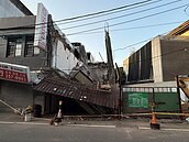 新建案施工釀禍！隔壁50年透天坍塌「2樓變1樓」　建管處開罰、勒令停工