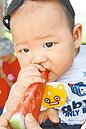吃西瓜大賽　萌娃也來咬一口