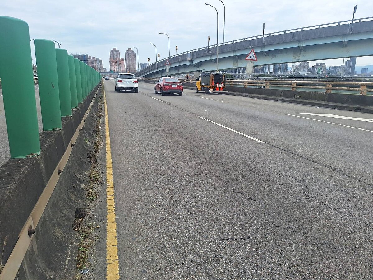 養工處將於3月15日至4月10日夜間辦理三重區台1線高架橋（重陽路至化成路雙向）道路銑鋪工程，籲請用路人配合改道行駛。圖／新北養工處提供