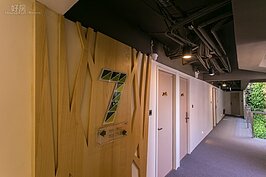 房間外走廊沒有奢華的佈置，也不若若干旅宿看起來陰暗，而是利用屋頂自然採光進行照明，目的就是營造出清新亮麗又節約能源的氛圍。