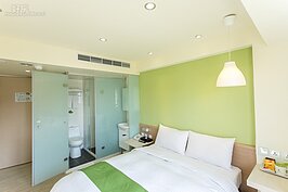 小型的雙人房衛浴設備上更為精簡。