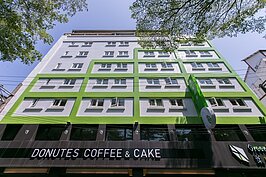 葉綠宿開在綠意盎然的至善路，建築本身的色彩與至善路沿途的濃密樹蔭相輝映。