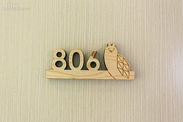 用木頭雕刻的房號，蝸牛造型呼應著這是旅人的家。