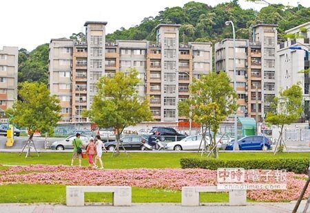 北市都發局盤點土地資源,選定士林區6處再生潛力區計畫做為溼地公園、中繼住宅與交通轉運站;左圖為士林官邸附近的住宅(季志翔攝),下圖為救國團劍潭青年活動中心(本報資料照片)。