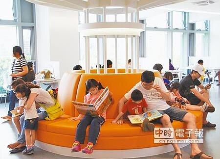 沒位子了 新北市立圖書館總館上周試營運,每天湧入大量人潮,民眾看書品質跟著下降,新北市文化局昨開會決定管制進館人數。(林金池攝)