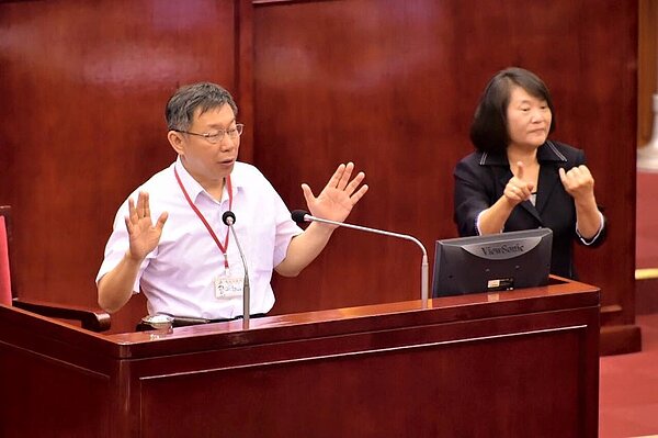 柯文哲說明忠義國小改建中繼住宅議題。(截取自柯文哲Facebook粉絲頁)