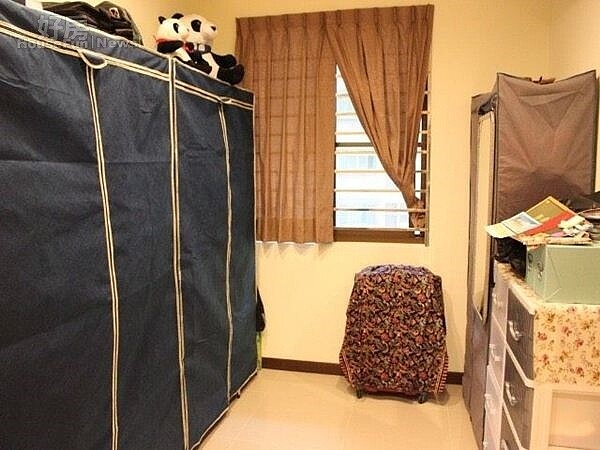 5.臥房旁邊藍色的衣櫃共有兩大一小,大多是戲服跟高跟鞋。