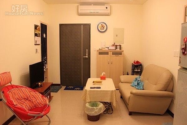 2.蘇晏霈租的套房客廳大約3坪,一進門就是客廳,因此鞋架也擺在客廳裡面。