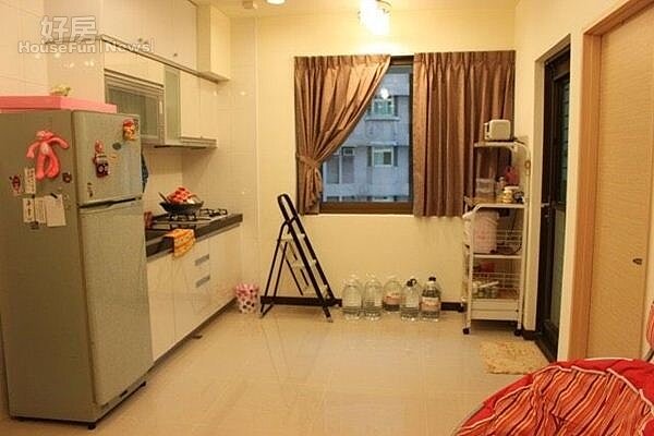 3.客廳跟廚房之間沒有間隔,大約占2坪,看過去空間頗大。