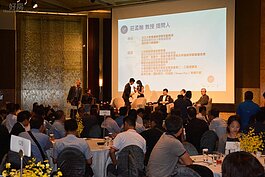 騏聿地產主辦的海外投資講座，也特別邀請到房產名人，淡江大學的產經學系莊孟翰到場與會討論