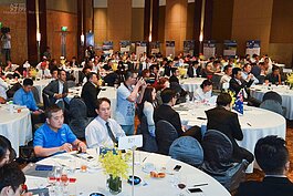 講座的聽眾無不是專心盯著演講者聽講，不然就是忙於抄筆記與拍攝演講者的PPT