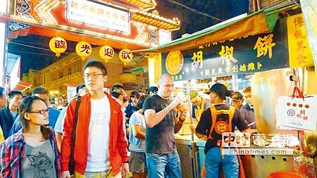 再等等 饒河街夜市小吃名聞遐邇,是否跟進接受悠遊卡消費?當地攤商仍在觀望。(本報資料照片)