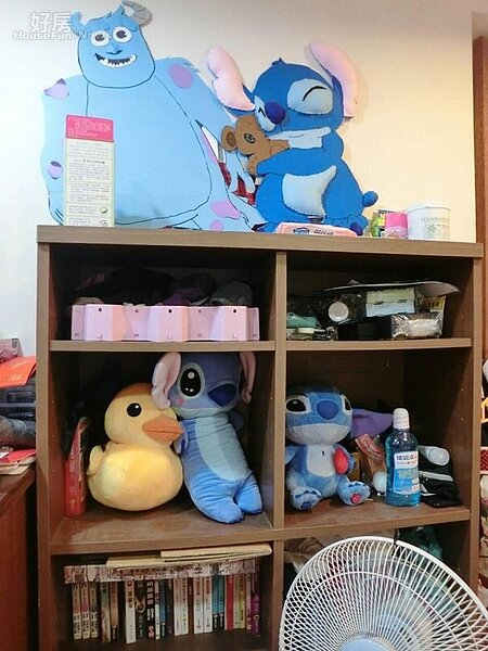 4.Lily臥房櫃子幾乎被小說、卡片、玩偶等收藏給塞滿滿。