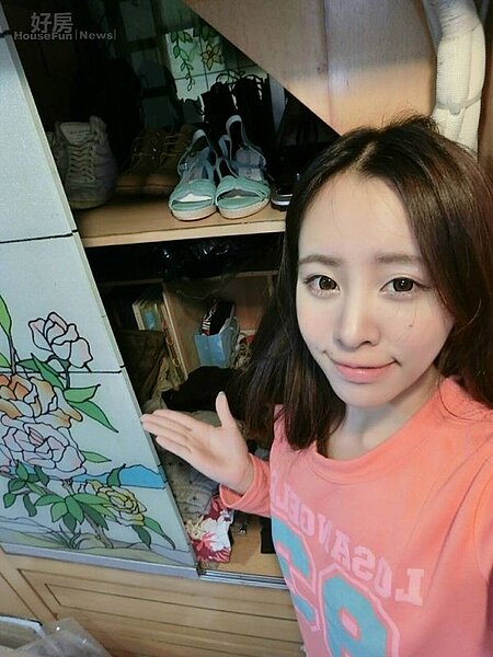 6.也因為東西太多,Lily特別在意收納功能,雙人床對面的木拉門櫃裡可見也擺著一雙雙鞋子、書本與各種小飾品。