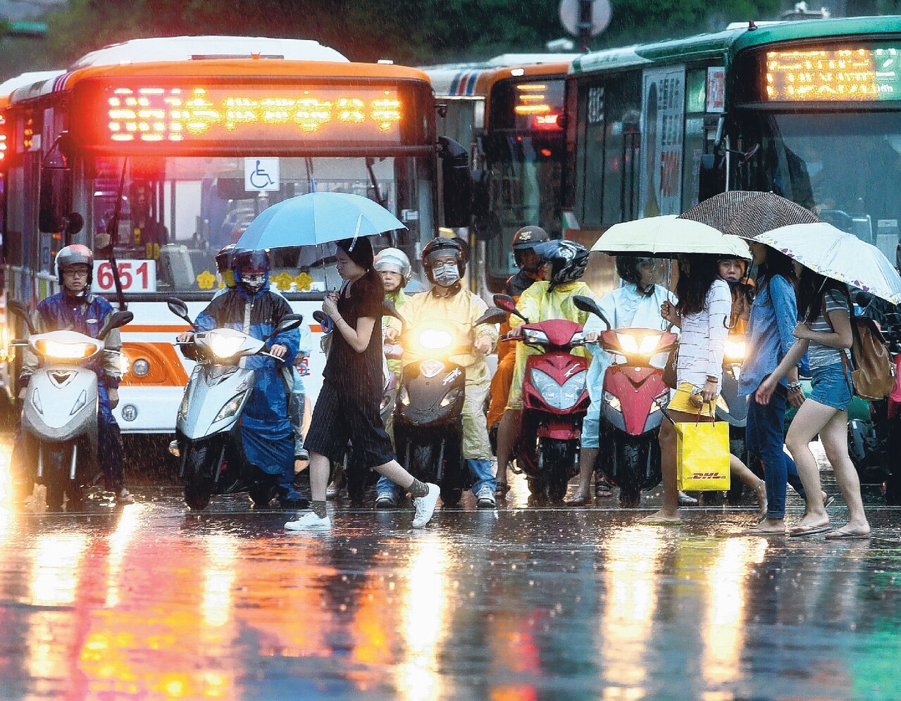 結構完整的梅雨鋒面今天報到，上午出門民眾明顯感受雨勢。 記者侯永全／攝影