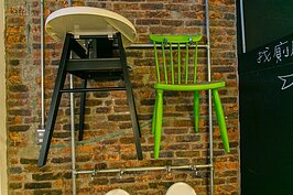 椅子也可以成為牆上的裝飾品。