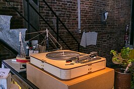 已經無法使用的唱片機，成為吧台的裝飾品。