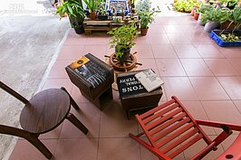 過往的小木箱如今成為高人氣的戶外餐桌。