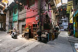 興建於民國50年的忠信市場，隨著時間的過去逐漸老化。陰暗的巷弄伴隨著逐漸老去的居民。隨著年輕一代開始經營這裡，現在已經成為台中文青必臨之地。