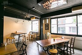 牛逼館子中的所有餐桌椅子，都是經營的老闆兄弟倆四處尋找，利用人家不要的廢材料再生而成，充滿著濃濃的復古工業風情。