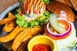 咬下去會滿溢出肉汁的牛逼開宗氣勢牛堡是店內招牌美食。