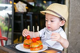 號稱大老闆的RayRay也抵擋不住素漢堡的魅力。