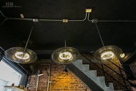 吧台上高掛的三盞吊燈，是由電風扇改裝而成，十分的有創意。