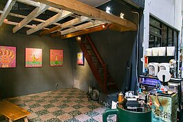 轉入忠信市場，一間看起來彷彿工地又像是藝廊的「奉咖啡」印入眼簾。寧願空著一大片空間擺放藝術品，也不願意拿來多增加幾個座位增加收入。