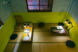 奉咖啡二樓空間不大，頂多十位客人就會將這裏擠滿。昏黃色的燈光配著濃郁的咖啡，在這邊消磨一整天也不會覺得無聊。