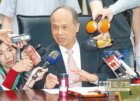 財政部20日舉行第三場房地合一座談會,以行政院版本為主,就自用住宅免稅額、稅率以及日出條款等重要內容與專家學者、產業代表共同交換意見。財政部長張盛和主持會議。(陳信翰攝)