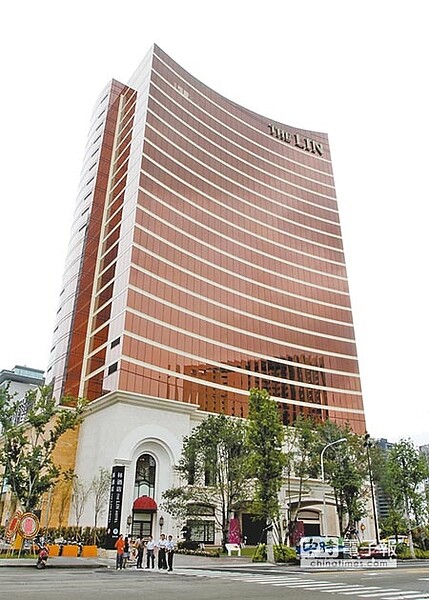 觀光起飛耗資35億的台中林酒店21日開幕,外觀以巧克力色玻璃帷幕、敘利亞化石打造。台中市長林佳龍(中)與林酒店董事長林協健(左)、林園婚旅機構執行長林齊國(右)等一起剪綵祝賀。(黃國峰攝)