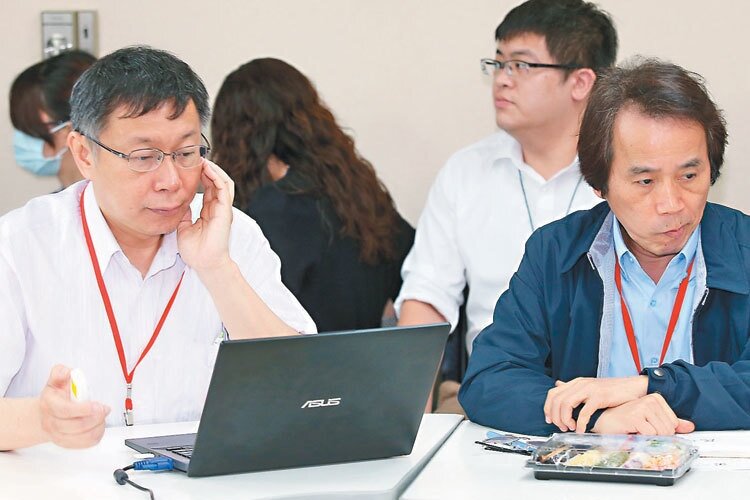 台北市長柯文哲(左)、副市長林欽榮(右)等人昨向北市議會民進黨團報告遠雄大巨蛋等五大案,柯表示大巨蛋何去何從,將辦公聽會聽取意見。 記者高彬原/攝影