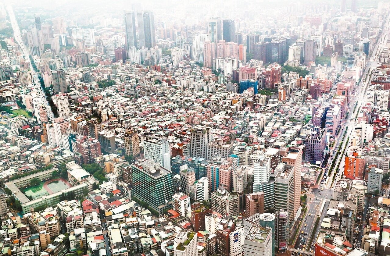 行政院會昨天通過房地合一稅制草案，到底會怎麼影響下半年房市？投資人會擔心遭課重稅而縮手？還是趕搭舊制末班車而勇於進場？ 記者曾學仁／攝影