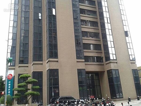 5隔壁「新鑽石大樓」也是葉財記建設大作。