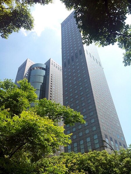 7「鑽石雙星」斜對面正是就是遠企大樓。