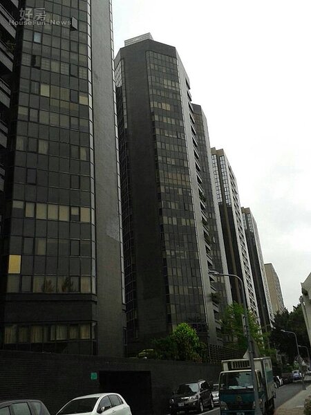 3樓高超過20層的「鑽石雙星」、「新鑽石大樓」相當壯觀。