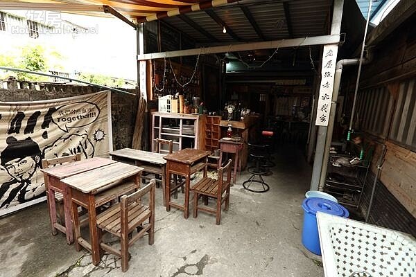 5.「Our老房子咖啡屋」有不少二手家具,店內的桌椅就是從學校回收來的。