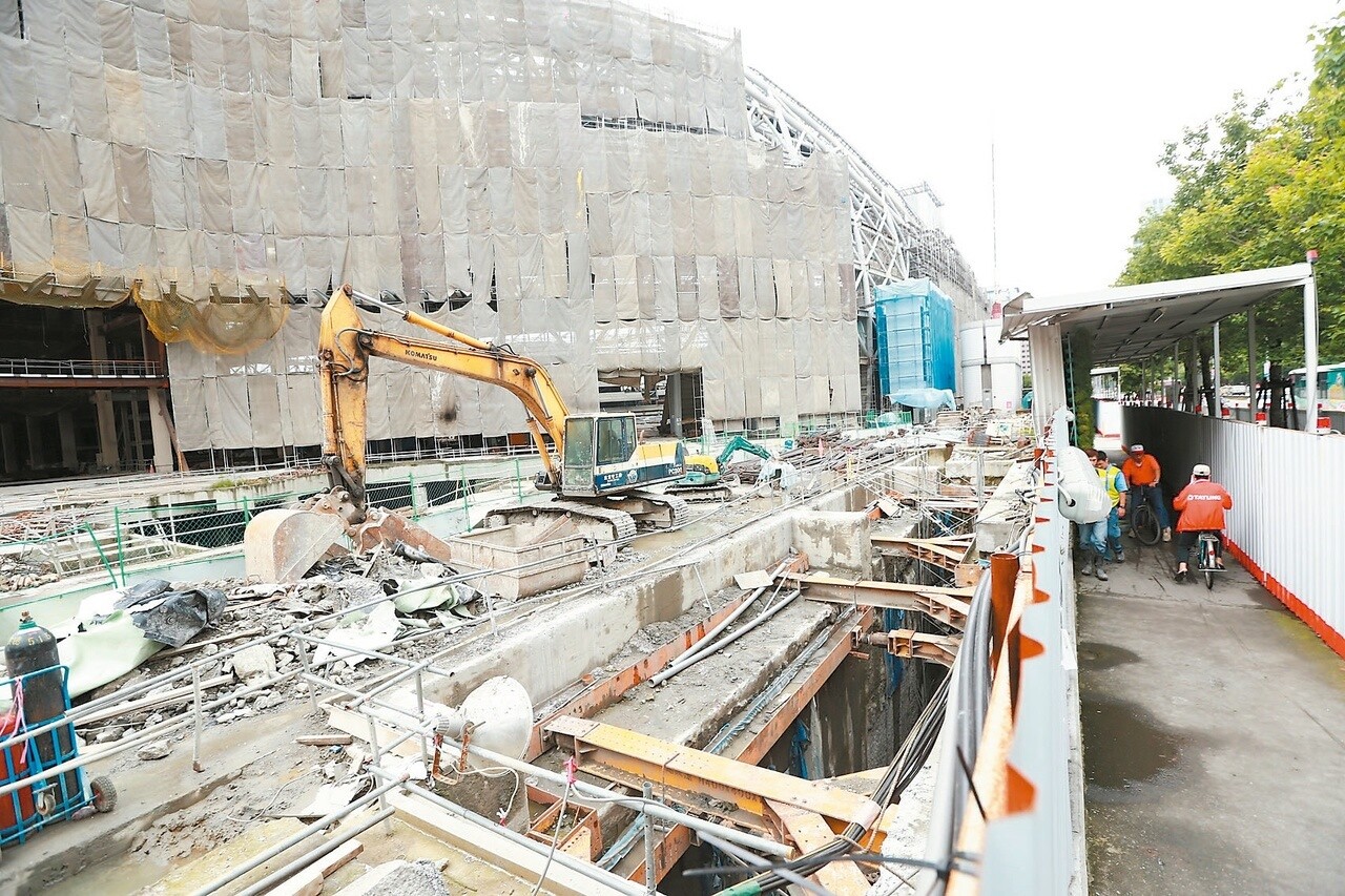 台北市政府勒令大巨蛋工程停工，遠雄配合停工。今天上午大巨蛋外僅見零星人員與車輛進出。 記者林伯東／攝影